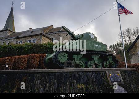 Monumento di un vecchio serbatoio Sherman dalla seconda guerra mondiale nelle Ardenne del Belgio. Houffalize 6 2022 gennaio. Foto Stock