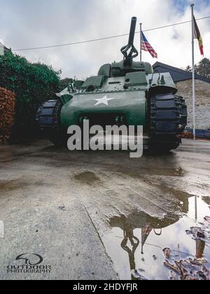 Monumento di un vecchio serbatoio Sherman dalla seconda guerra mondiale nelle Ardenne del Belgio. Houffalize 6 2022 gennaio. Foto Stock