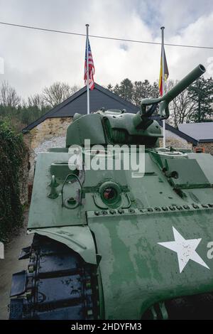 Monumento di un vecchio serbatoio Sherman dalla seconda guerra mondiale nelle Ardenne del Belgio. Houffalize 6 2022 gennaio. Foto Stock