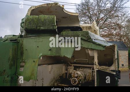 Monumento di un vecchio serbatoio Sherman dalla seconda guerra mondiale nelle Ardenne del Belgio. Houffalize 6 2022 gennaio. Foto Stock