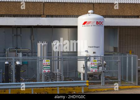 Serbatoi di ossigeno liquido immagazzinati al di fuori del St Thomas' Hospital, Londra Regno Unito nel mese di dicembre Foto Stock