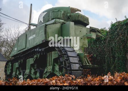 Monumento di un vecchio serbatoio Sherman dalla seconda guerra mondiale nelle Ardenne del Belgio. Houffalize 6 2022 gennaio. Foto Stock