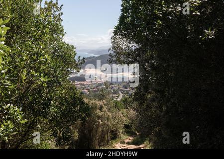 villaggio di lekeitio sulla costa basca da una montagna vicina Foto Stock