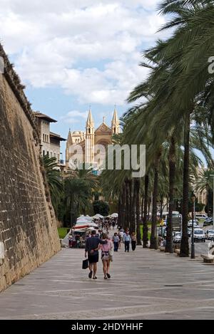 Palma, Mallorca, Spagna - Ottobre 8th 2021: Coppia cammina verso Catedral Mallorca Foto Stock