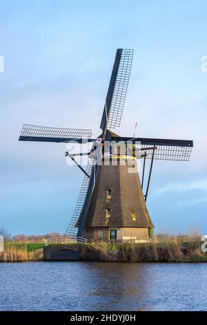 Mulini a vento in una giornata molto nuvolosa a Kinderdijk nei Paesi Bassi. Foto Stock