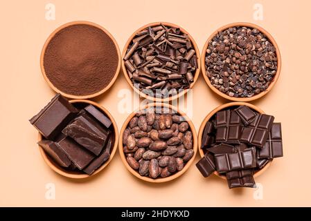 cioccolato, cacao in polvere, cioccolato fondente, cacao in grani, pennini di cacao, cioccolatini, polvere di cacao, cioccolatini scuri, fagioli di cacao Foto Stock