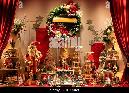 clausola di santa, decorazione di natale, figure di legno, piramide di natale, santa, decorazioni natalizie, figure in legno, piramidi natalizie Foto Stock