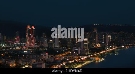 Izmir, Turchia - 26 settembre 2021: Vista notturna del paesaggio della baia di Izmir. Le torri Folkart, la torre Mistral, Ege Perla e gli altri grattacieli nella scen Foto Stock
