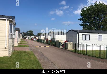 Roulotte statiche in un Holiday Park a Mersea Mersea Island, sulla costa dell'Essex. Foto Stock