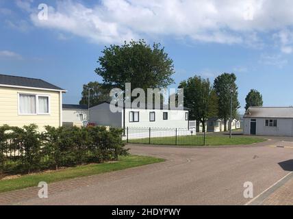 Roulotte statiche in un Holiday Park a Mersea Mersea Island, sulla costa dell'Essex. Foto Stock