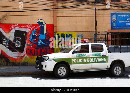 La polizia boliviana Toyota Hilux pick-up parcheggiato accanto al murale di protesta del Partito Comunista fuori dell'Università UMSA, la Paz, Bolivia Foto Stock