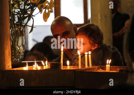 (220107) -- CITTÀ DI GAZA, 7 gennaio 2022 (Xinhua) -- i cristiani palestinesi partecipano alla messa di Natale ortodossa alla Chiesa di San Porfirio a Gaza, il 7 gennaio 2022. (Foto di Rizek Abdeljawad/Xinhua) Foto Stock