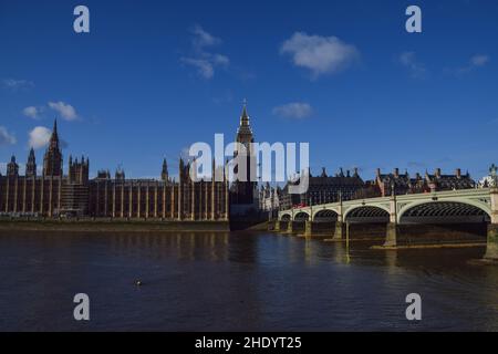 Londra, Regno Unito. 7th Jan 2022. Case del Parlamento, Westminster Bridge e il Tamigi in una giornata limpida. Credit: Vuk Valcic/Alamy Live News Foto Stock