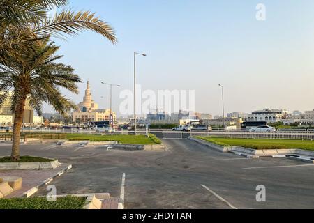 Città vecchia città di Doha, Qatar con al Fanal edificio e Qatar Islamic Cultural Center contro il cielo blu Foto Stock