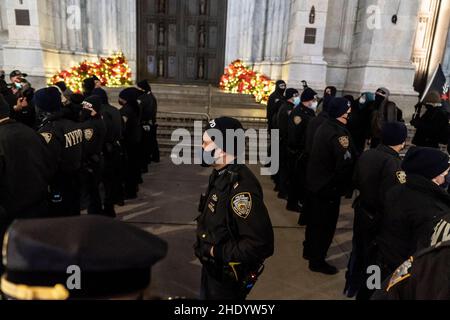 6 gennaio 2022, New York, New York, Stati Uniti: Un piccolo gruppo di sostenitori di Trump si riuniscono di fronte alla Cattedrale di San Patrizio per veglia in occasione dell'anniversario dell'insurrezione, sono stati confrontati da un piccolo gruppo di membri Uniti contro il razzismo e il fascismo-NYC. Gli ufficiali di polizia separarono rapidamente due gruppi per prevenire combattimenti fisici. I membri di due gruppi gridarono l'uno all'altro per circa un'ora e dopo che si disperse. (Credit Image: © Lev Radin/Pacific Press via ZUMA Press Wire) Foto Stock