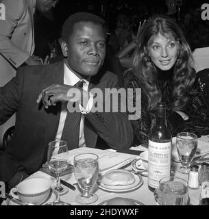 ***FOTO DEL FILE** Sidney Poitier è passato via. Sidney Poitier e Joanna Shimkus in una serata in onore di Coretta Scott King all'Ambassador Hotel il 2 dicembre 1969. Credit: Ralph Dominguez/MediaPunch Credit: MediaPunch Inc/Alamy Live News Foto Stock