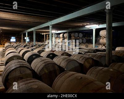 Invecchiamento Single Malt Scotch Whisky in botti di rovere presso la distilleria Dalwhinnie Whisky nel villaggio delle Highland di Dalwhinnie in Scozia. Foto Stock