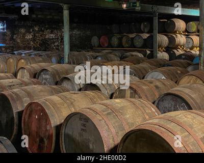 Invecchiamento Single Malt Scotch Whisky in botti di rovere presso la distilleria Dalwhinnie Whisky nel villaggio delle Highland di Dalwhinnie in Scozia. Foto Stock