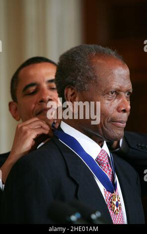 12 agosto 2009 C Washington, DC C il presidente Barack Obama e la prima signora Michelle Obama partecipano ad una cerimonia che premia la medaglia della libertà a vari membri della comunità mondiale. Il premio è il più alto onore che un civile può ottenere per essere riconosciuto per i loro risultati eccezionali nella vita. Il premio è stato assegnato a Stephen Hawking, Ted Kennedy, Billie Jean King, Harvey Milk (postumamente), Sandra Day o'Connor, Desmond Tutu, Dr. Pedro Jose Greer, Nancy Goodman Brinker, Jack Kemp (postumo), Reverend Joseph Lowery, Dr. Joseph Medicine Crow, Mary Robinson, Janet Davison Rowley, Dr. Muha Foto Stock