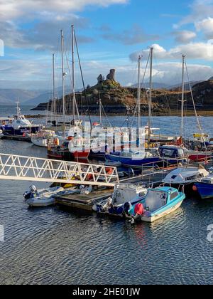 Caisteal Maol vicino al porto di Kyleakin sull'isola di Skye, Scozia. È anche noto come Castello di Moil. Foto Stock