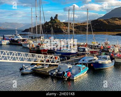 Caisteal Maol vicino al porto di Kyleakin sull'isola di Skye, Scozia. È anche noto come Castello di Moil Foto Stock