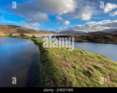 Kylesku Bridge (Drochaid A' Chumhaing Chaolais) sopra il Loch A' Chairn Bhain nel Sutherland, Scozia nord-occidentale. Foto Stock
