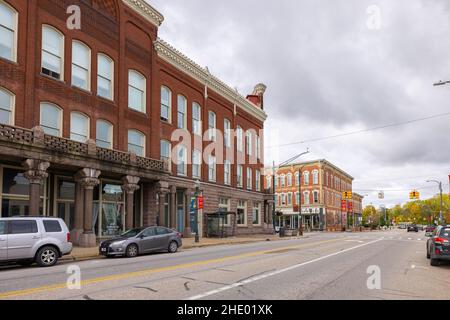 Big Rapids, Michigan, USA - 22 ottobre 2021: La zona storica del centro come visto su Maple Street Foto Stock