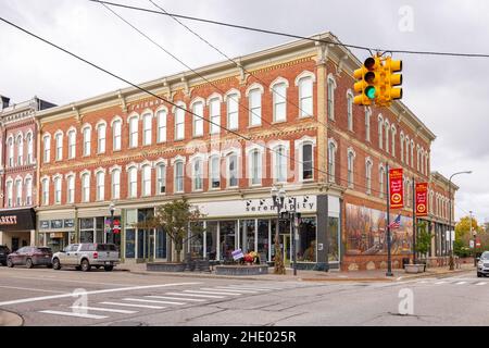 Big Rapids, Michigan, USA - 22 ottobre 2021: La zona storica del centro come visto su Maple Street Foto Stock