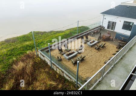 Vista dall'alto del patio coperto di sabbia; Elizabeth Oceanfront Suites; hotel; Newport; Oregon; USA Foto Stock