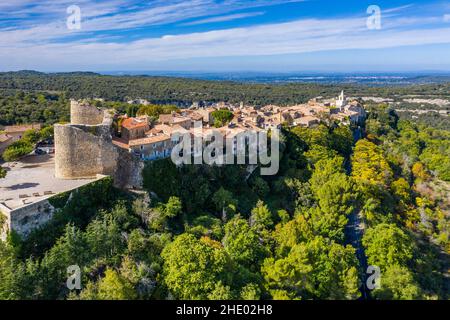 Francia, Vaucluse, Parc Naturel Regional du Mont-Ventoux (Parco Naturale Regionale del Mont Ventoux), Venasque, etichettato Les Plus Beaux Villages de France (Th Foto Stock