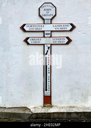 Insegna a John o’Groats a Caithness, sulla costa settentrionale della Scozia. John o' Groats si trova sulla punta nord-orientale della Gran Bretagna ed è popolare tra i touri Foto Stock