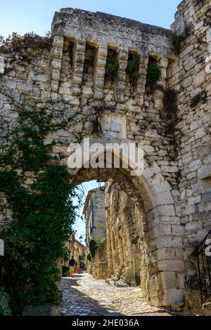 Francia, Vaucluse, Parc Naturel Regional du Luberon (Parco Naturale Regionale del Luberon), Lacoste, Portail de la Garde // Francia, Vaucluse (84), Parc Naturel Foto Stock