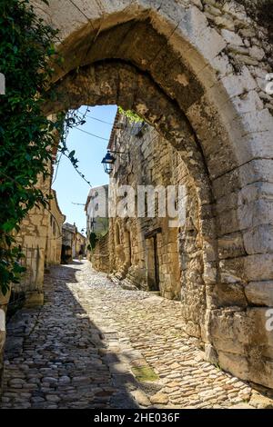 Francia, Vaucluse, Parc Naturel Regional du Luberon (Parco Naturale Regionale del Luberon), Lacoste, Portail de la Garde // Francia, Vaucluse (84), Parc Naturel Foto Stock