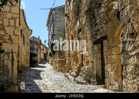 Francia, Vaucluse, Parc Naturel Regional du Luberon (Parco Naturale Regionale del Luberon), Lacoste, strada acciottolata che sale al castello // Francia, Foto Stock