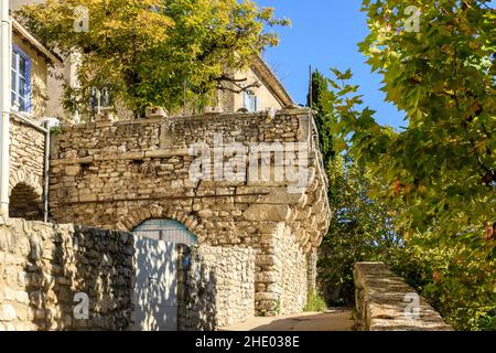 Francia, Vaucluse, Parc Naturel Regional du Luberon (Parco Naturale Regionale del Luberon), Bonnieux, casa in pietra tipica // Francia, Vaucluse (84), Parc Natural Foto Stock