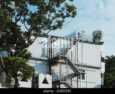 Angolo basso di un edificio residenziale con scale di emergenza Foto Stock