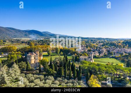 Francia, Vaucluse, Parc Naturel Regional du Luberon (Parco Naturale Regionale del Luberon), Lourmarin, etichettato Les Plus Beaux Villages de France, (il più Foto Stock