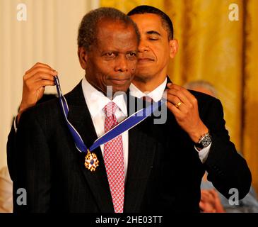 Foto del file - Washington, DC - 12 agosto 2009 -- il presidente degli Stati Uniti Barack Obama (R) presenta l'attore vincitore del premio dell'Accademia Sidney Poitier la medaglia della libertà 2009, il premio civile più alto dell'America, nella stanza orientale della Casa Bianca a Washington, DC, Stati Uniti il 12 agosto 2009. - Sidney Poitier, leggenda e primo vincitore nero del miglior attore Oscar, morto a 94. Foto di Mike Theiler / CNP /ABACAPRESS.COM Credit: Abaca Press/Alamy Live News Foto Stock