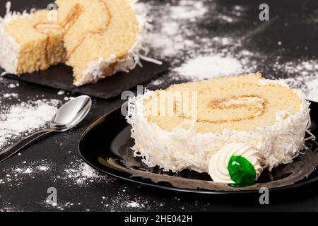 Gustoso rotolo di dolci bianchi, dessert colombiano tradizionale Foto Stock