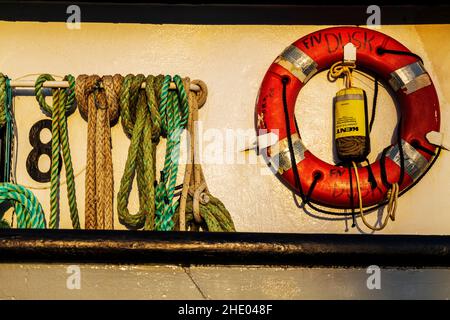 Particolare di corde e attrezzi da pesca; barche al molo; porto; Newport; Oregon; USA Foto Stock