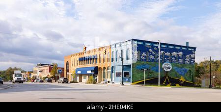 Cassopolis, Michigan, USA - 21 ottobre 2021: Il vecchio quartiere degli affari su Broadway Street Foto Stock