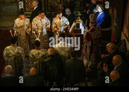 Gaza, Palestina. 07th Jan 2022. Un sacerdote conduce la messa alla chiesa greco-ortodossa di San Porphyrios. La maggior parte dei credenti ortodossi festeggia il Natale il 7 gennaio. Le chiese in Romania, Bulgaria, Cipro e Grecia lo segnano il 25 dicembre insieme ad altre denominazioni cristiane. (Foto di Ahmed Zakot/SOPA Images/Sipa USA) Credit: Sipa USA/Alamy Live News Foto Stock