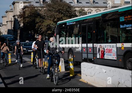 Illustrazione di ciclisti, piste ciclabili e piste ciclabili corona a Parigi, il 2021 settembre. Foto di Mylene DeRoche/ABACAPRESS.COM Foto Stock