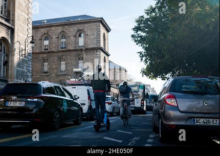Illustrazione di ciclisti, piste ciclabili e piste ciclabili corona a Parigi, il 2021 settembre. Foto di Mylene DeRoche/ABACAPRESS.COM Foto Stock