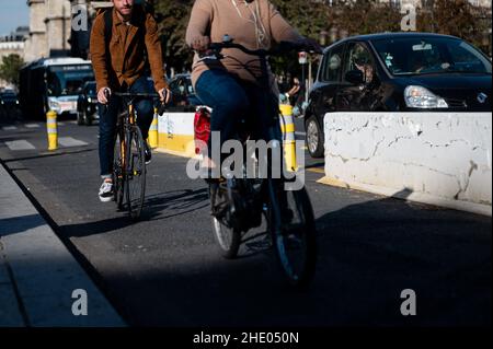 Illustrazione di ciclisti, piste ciclabili e piste ciclabili corona a Parigi, il 2021 settembre. Foto di Mylene DeRoche/ABACAPRESS.COM Foto Stock