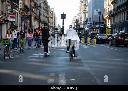 Illustrazione di ciclisti, piste ciclabili e piste ciclabili corona a Parigi, il 2021 settembre. Foto di Mylene DeRoche/ABACAPRESS.COM Foto Stock