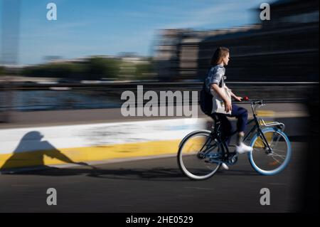 Illustrazione di ciclisti, piste ciclabili e piste ciclabili corona a Parigi, il 2021 settembre. Foto di Mylene DeRoche/ABACAPRESS.COM Foto Stock