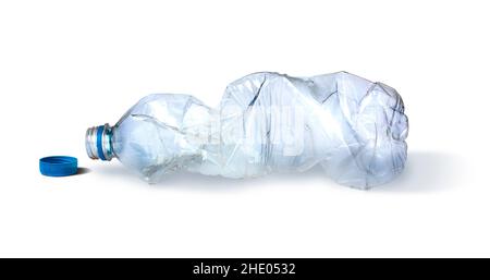 Bottiglia d'acqua schiacciata isolata su sfondo bianco Foto Stock