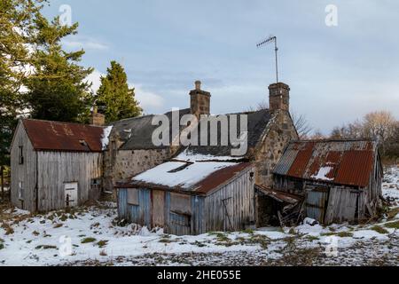 INVERDRUIE, AVIEMORE, SCOZIA - 6 GENNAIO 2022: - questa è una scena di una lunga fattoria disutilizzata e la sua casa all'interno della regione di Caingorms di Aviemore, Scotl Foto Stock