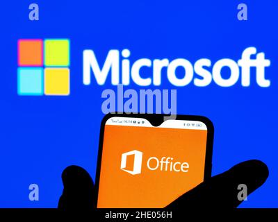 In questa foto è illustrato il logo Microsoft Office visualizzato su uno smartphone Foto Stock